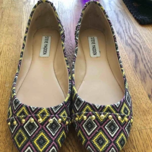 Steve Madden Ballerinaskor strl 37 - Helt nya och oanvända Steve Madden ballerinaskor storlek 37  Hämtas i Bromma eller skickas. Köparen står då för frakt.