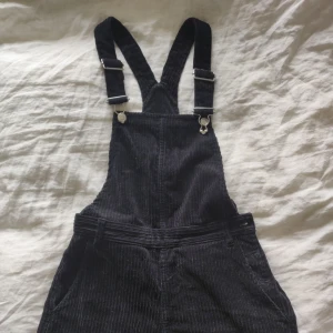  - Oanvända hängslebyxor i mörkblå Manchester. Sååå snygga men lite små i midjan för mig tyvärr. Benen är i rak modell. Skickas mot frakt!  