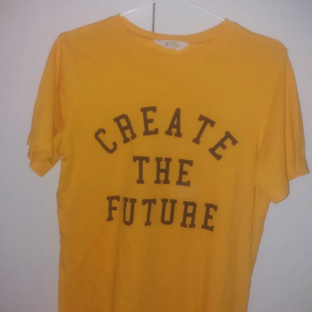 En jätte fin gul t-shirt med trycket create the future . Tröjor & Koftor.