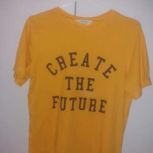 En jätte fin gul t-shirt med trycket create the future 