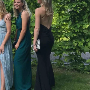  - Säljer den sjukt snygga svarta balklänningen på bilden, använd en kväll och var så bekväm skriv vid intresse❤️