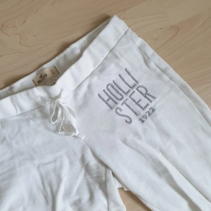  - Sköna, vita mjukisbyxor med lite lägre midja från Hollister i storlek XS. Mycket sparsamt använda.  Kan hämtas i Lund eller Malmö under sommaren, annars i Linköping, eller fraktas mot att köparen står för fraktkostnaden. Jag tar dock ej ansvar för varan när den är inlämnad!