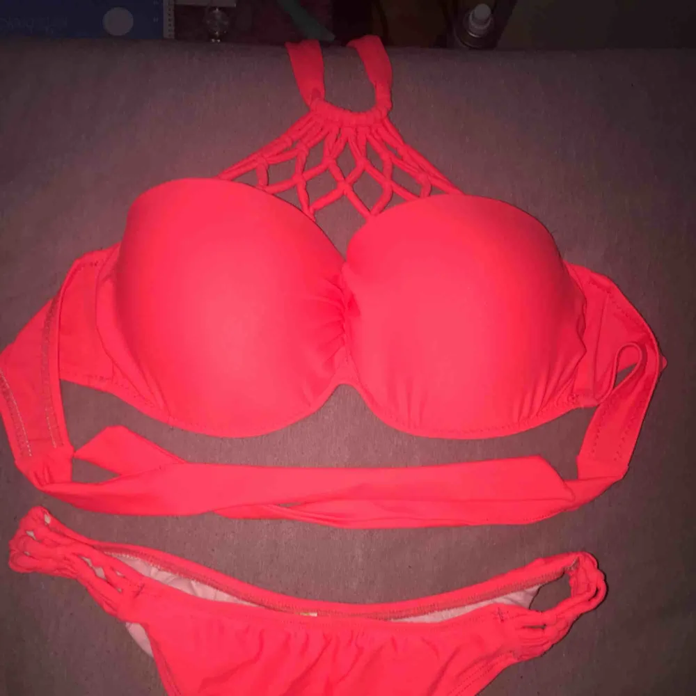 En rosa oanvänd bikini! Bara överdelen som säljs . Övrigt.