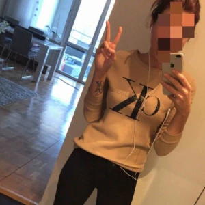  - Använd 2-3 gånger. Superfin och jätteskönt material. Bilden är min. Snyggast till ljusa jeans! Slutsåld överallt. Nypris 1100:-. Frakten betalas av köparen.