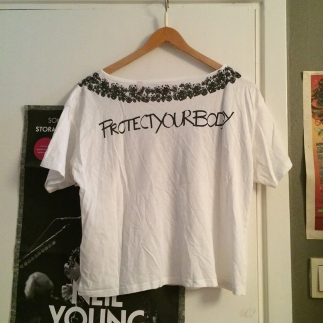 T-shirt från H&M. Fashion against aids. Design: Robyn.