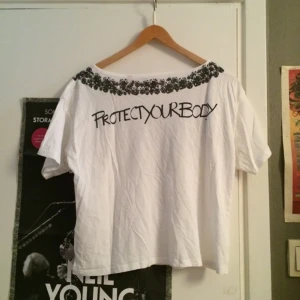 T-shirt från H&M. Fashion against aids. Design: Robyn. - T-shirt från H&M. Fashion against aids. Design: Robyn.