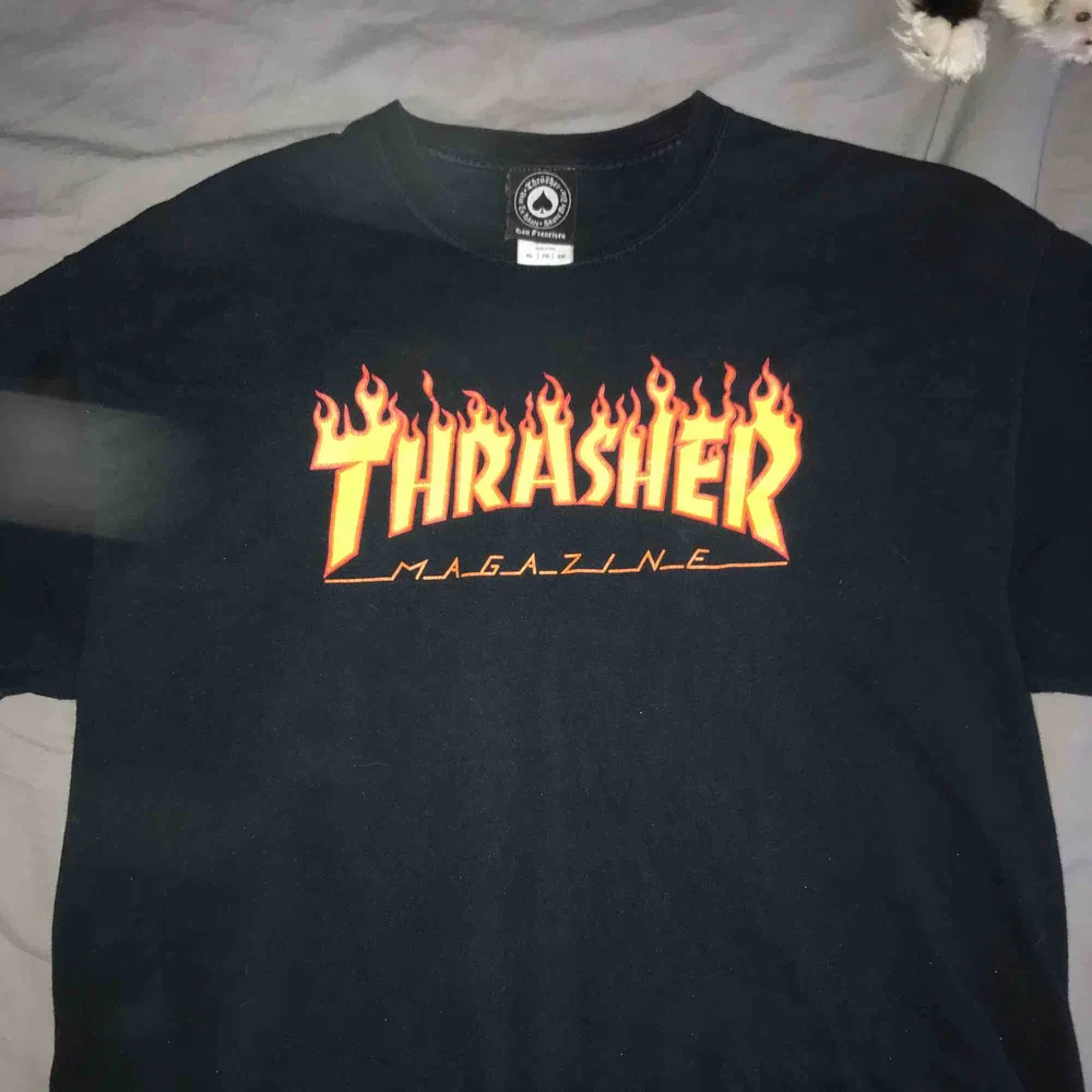 Thrasher t-shirt strl XL. Köpt på Hollywood för 400kr säljer för 250kr! (Frakt tillkommer) Hmu vid intresse!. T-shirts.
