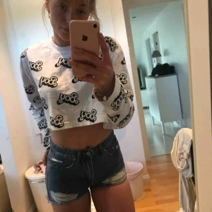  - Fina blåa shorts med slitningar ifrån Carlings. Knappt använda då de va lite små för mig! Bra skick!