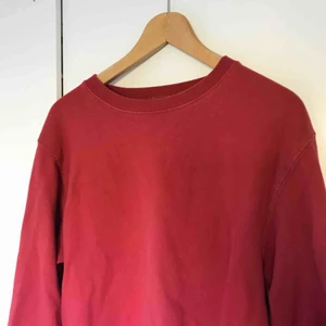  - Supermysig röd sweatshirt från BrandyMelville men som inte längre kommer till användning, är ”nosize” men skulle uppskatta att den passar en XS-L.