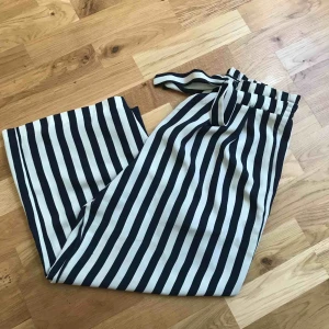  - Blå/vit randiga byxor från zara! Sitter åt runt midjan med knytband men är loose i benen! I priset ingår frakt! 