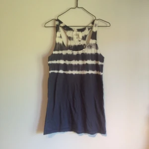 Blått/vitt batiklinne i fint skick fr H&M - Blått/vitt batiklinne i fint skick fr H&M