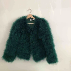  - Smaragdgrön fjäderjacka från Dennis M i storlek S🦎 Kan mötas upp i Stockholm, annars skicka med post! Köparen står för frakt🦎