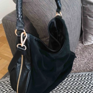  - Rymlig mocka/skinn väska, använd någon gång. Är i bra skick.