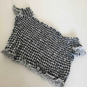  - snygg off shoulder crop top. använd ett par gånger men i väldigt bra skick! kontakta mig om du vill ha bild på. 