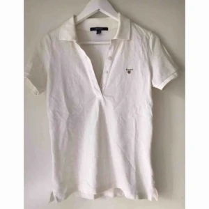  - Favorit. Skrynkligt då den legat nerpackad. Annars fint skick. 