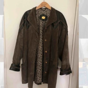  - Cool läderjacka/kappa  i oversized modell. Vintagefynd för 300kr, fint skick. En riktig warbrobe stable som förtjänar att bli använd!!