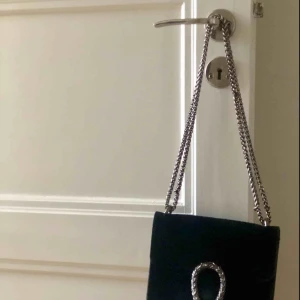  - Svart sidoväska i äkta läder. Köpt i Italien. 