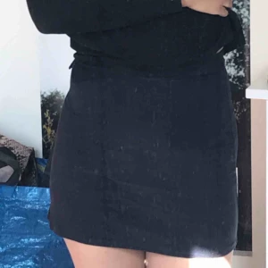  - Jättesöt lite 90-tals mörkblå kjol ♥️ frakt tillkommer 