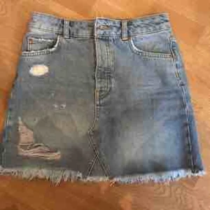  - Jeanskjol i strl 34 från Gina tricot, passar nog vissa 36 också då jag är en 36 egentligen.  Köparen står för frakt