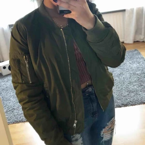 Grön bomberjacka - Bomberjacka från Fashion Nova. Finns i Skåne och kan mötas upp i Lund annars står köparen för frakten