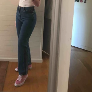  - Rosa converse one star’s som jag tyvärr inte känner att jag får tillräckligt med användning för, och därför enbart använt vid några få tillfällen. Säljer även byxorna på bilden :)