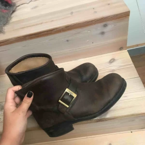  - Säljer ett par Johnny Bulls i den låga modellen. Väl använda men fortfarande i fint skick! Pris kan diskuteras vid snabb affär. Kan mötas upp i Göteborg eller frakta, köparen står isåfall för fraktkostnaden🌟