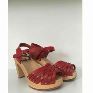  - Swedish hasbeens skyhigh.  Röda träskor i storlek 35.  Endast använda ett par ggr inomhus.  Hämtas i Hammarbyhöjden.  Köpare står för frakten. 