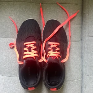  - Svarta Reebok gympaskor med rosa band i storlek 38.5.  Säljer pga för små. De är jättelätta och sköna annars och är fortfarande relativt nya. Lätt användning, fortfarande i väldigt bra skick.      Tar endast swish! Köparen betalar frakt på 80kr!