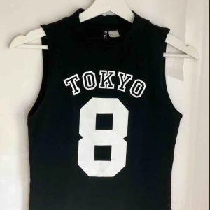  - Svart ärmlös crop top med vitt tryck. 30 kr + frakt. 🌸