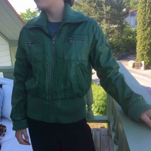  - Supersnygg skinnjacka, Philip Russel. Klargrön. Bred mudd över höfterna. Mudd vid ärmslut och som krage (polo). Knappt använd.