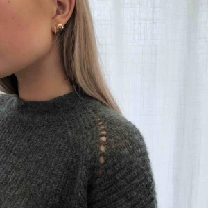  - Mötkgrön stickad längre tröja från Åhléns. Original pris 700 kr