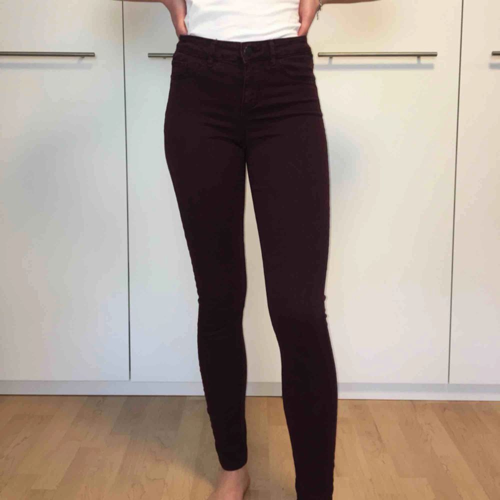 Plommonfärgade jeans från Cubus i modellen jegging Jane. Hon på bilden är 171cm lång❣️. Jeans & Byxor.