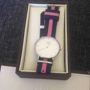  - Daniel Wellington klocka i mycket fint skick .