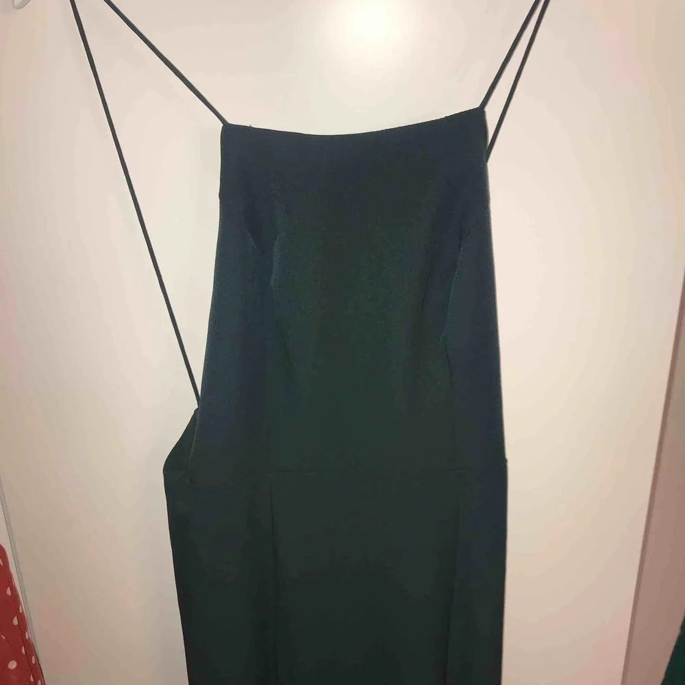Fett frän och elegant mörkgrön balklänning från märket JARLO. fint släp, sitter tajt men fortfarande väldigt rörligt material. Oanvänd men ingen prislapp på och därför kan ej lämna tillbaka:( köpt för 1300 kr och säljer för 750!. Klänningar.