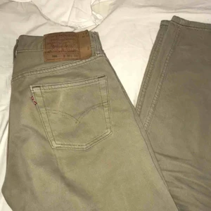  - skitsnygga, beiga Levi’s jeans som tyvärr kommer till användning allt för sällan. priset är inklusive frakt🤠🤩
