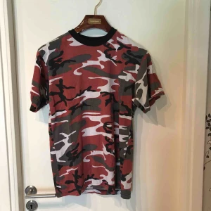  - Röd army t-shirt   Köparen står för frakten och betalning sker på swish