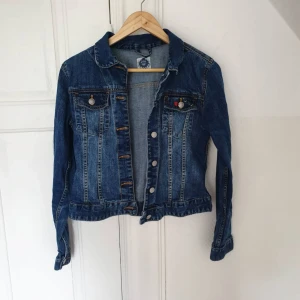  - Jeansjacka med liten broderad ficka 
