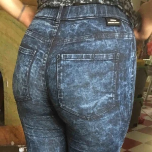  - DrDenim jeans. Slim fit, mkt stretch. Fräscha och hela, använda mkt lite. 