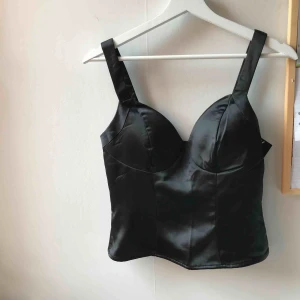  - En skitsnygg topp som jag köpt här på plick, men är tyvärr i fel storlek 😭 Inga fel på den, jag har endast testat den 