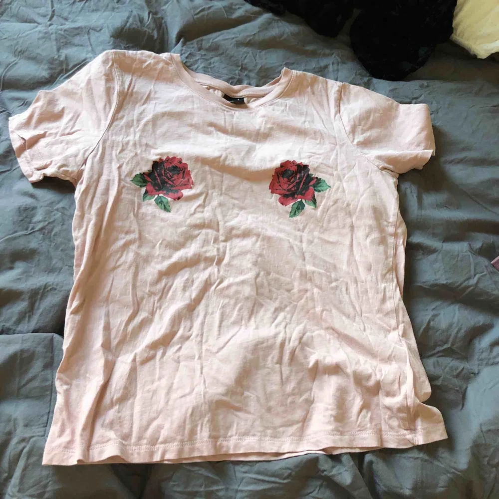 Fin T-shirt med rosor från Gina tricot, bra skick . T-shirts.