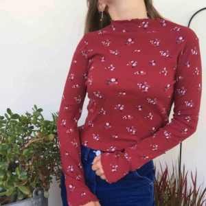  - Supergullig blommig topp som knappt är använd ❤️