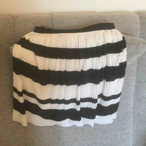  - Plisserad kjol skönt silkestyg 