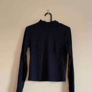  - Polotröja från Gina Tricot, första bilden ger ej färgen på tröjan rättvisa. Tröjan är figursydd och lite croppad, slutar ungefär vid naveln på mig.  Köparen betalar frakten 