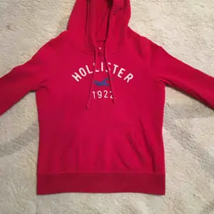 En mycket fin Hollister-tröja, i bra skick. Den är använd 2ggr och ser därav ut som ny. Självklart äkta!