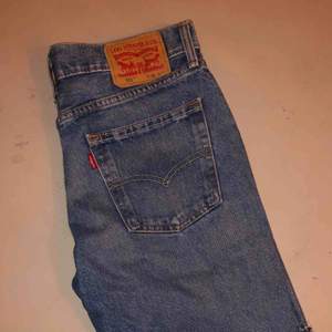 Helt nya Levi’s jeansshorts i storlek 31. Aldrig använda då jag köpte dem utan att testa i butik och de visade sig vara för små för mig.   Finns på Fridhemsplan, kan också mötas upp i Bromma Blocks. 