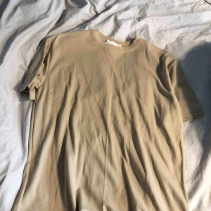  - Helt oanvänd t shirt (prislapp sitter kvar), sitter oversize för någon som brukar ha storlek S/M. 40kr frakt eller mötas upp i Stockholms innerstad ♥️🌹 