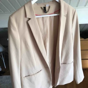  - Trendig blazer/kavaj i storlek 42 men den passar mig bra och jag är storlek 36/38. Aldrig använd av mig men köpt på second hand!