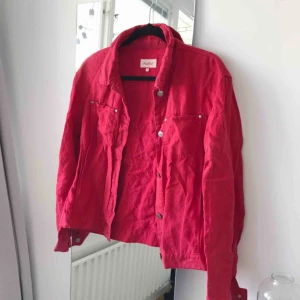  - Tunn jeansjacka från Jackpot i storlek 4 (passar bra på mig med S). Frakt ingår!