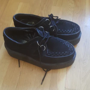  - Creepers, i använt skick men väldigt fina.  Det är nån liten söm som släppt på insidan men inget som stör. Jag har själv köpt de begagnade men tyvärr så var de för stora för mig. Storleken är ca 39 hittar ingen måttangivelse i skorna. Frakt tillkommer. 