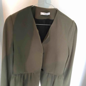  - Grön kavaj-jacka med peplum detalj längst ner. Passar både xs och s